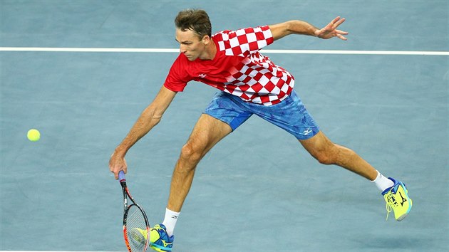 Chorvatský tenista Ivo Karloviè returnuje v rozhodující dvouhøe ve finále Davis...