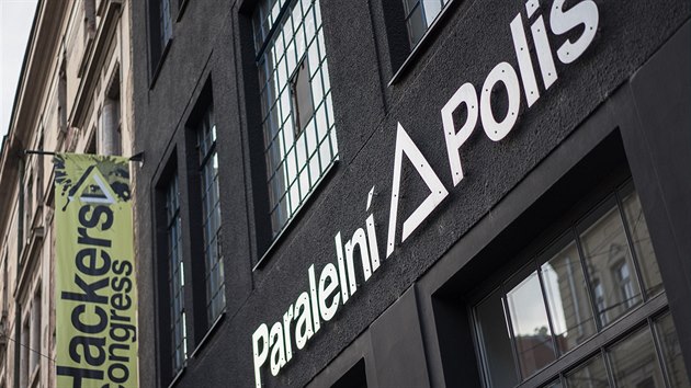 Kavárna Paralelní Polis v Holešovicích. Vedení podniku odmítá EET (1.12.2016).