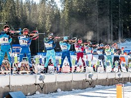 Momentka ze závodu biatlonových štafet mužù ve slovinské Pokljuce.