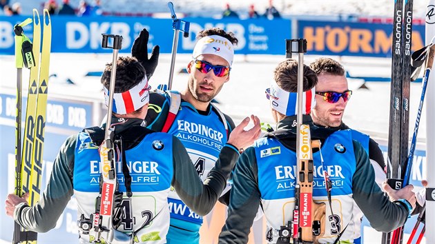 Radost francouzské štafety v Pokljuce, èelem vlevo je Martin Fourcade.