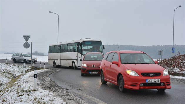 Kolony vozidel poblíž automobilky v Kvasinách na Rychnovsku v dobì støídání smìn (19. prosince 2016)