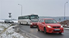 Kolony vozidel poblíž automobilky v Kvasinách na Rychnovsku v dobì støídání...