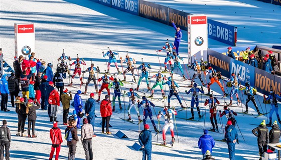 Start závodu biatlonových štafet mužù ve slovinské Pokljuce.