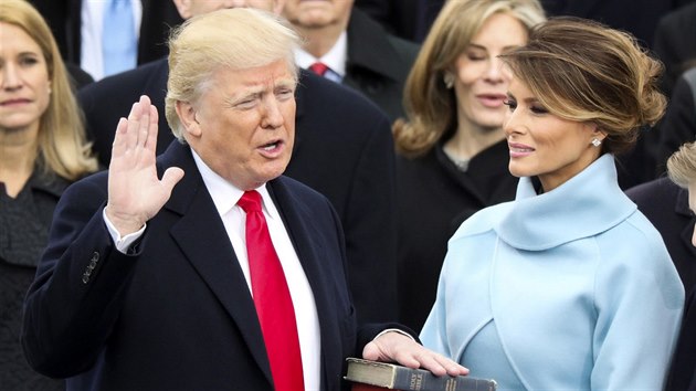 Donald Trump skládá prezidentský slib na slavnostní inauguraci ve Washingtonu....
