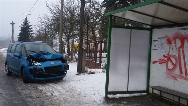 Odstavené auto po nehodì na ledovce v Plzni. (2. února 2017)