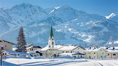 Rakouský Hochfilzen v zimì s dominantou kostela Panny Marie Snìžné