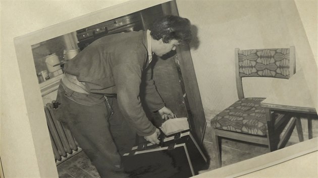 Vrah Zdenìk Vocásek: fotografie, na které je Vocásek s dvìma kufry, které odcizil zavraždìnému Koudelkovi