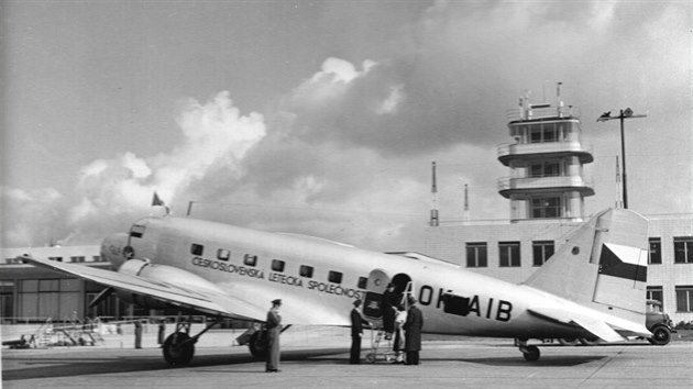 Letoun DC-2 spoleènosti ÈSL na pražském letišti v roce 1937