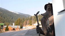 Ocelová socha poutníka od kováøe Libora Hurdy vítá turisty, kteøí se vydají do...