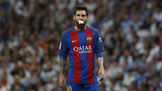 Argentinský útoèník Lionel Messi z Barcelony zastavuje bìhem El Clásika...