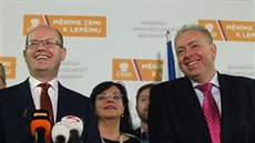 Premiér Bohuslav Sobotka a ministr vnitra Milan Chovanec po noèním zasedání...