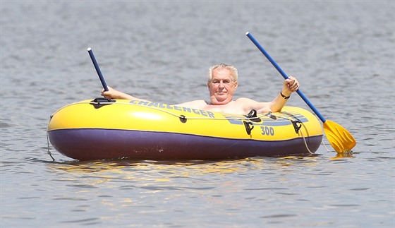 Miloš Zeman o dovolené jako obvykle vyplul na svém gumovém èlunu na hladinu...