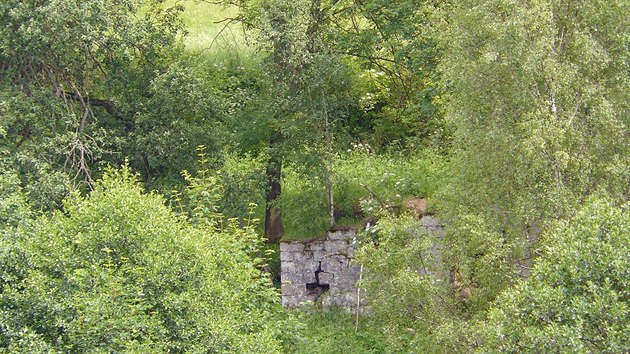 Ruiny, které zbyly po zaniklé vesnici Debrné.