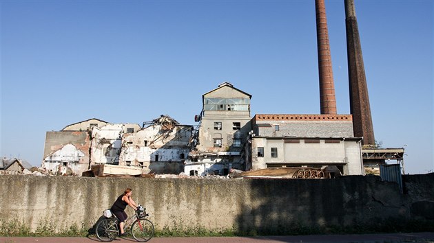 Pohled na areál cukrovaru v Brodku u Pøerova po zahájení demolice. K zemi pùjde...