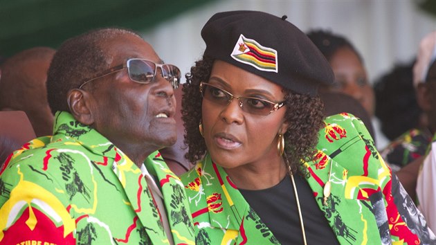 Prezident Zimbabwe Robert Mugabe se svojí ženou Grace na mítinku mladých pøíznivcù své strany ZANU-PF ve mìstì Marondera (2. èervna 2017)