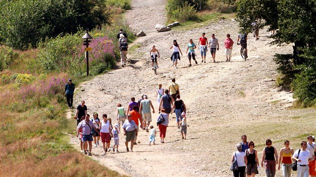 Jedním z hlavních turistických cílù v Moravskoslezských Beskydech jsou Pustevny a Radhoš. Na snímku jsou turisté na cestì právì mezi tìmito dvìma místy.