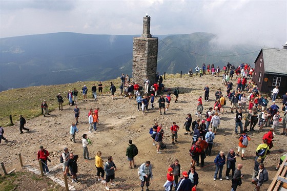 Turisté na vrcholu Snìžky