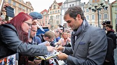 Tenista Roger Federer vyrazil do davu fanouškù na Staromìstském námìstí. (20....