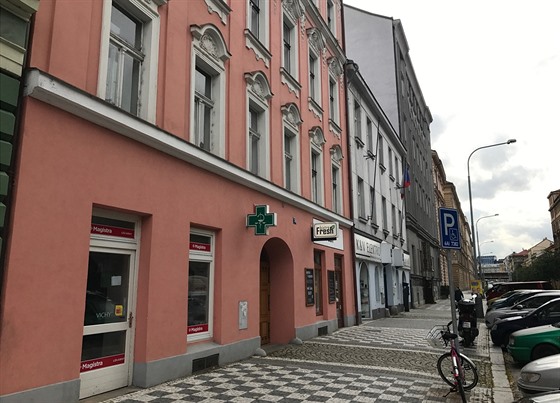 Šestapadesátiletá žena pøepadla lékárnu v pražském Karlínì. (4.10.2017)