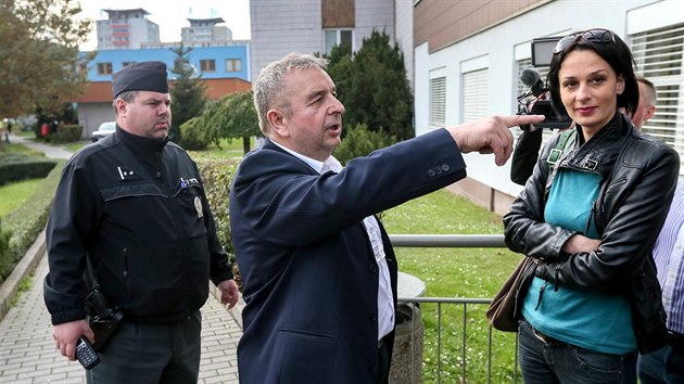 Tajemník SPD Jaroslav Staník (uprostøed) nechal pøivolat policii, aby odvedla...