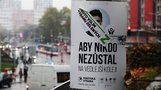 V pražských ulicích jsou stále k vidìní volební plakáty.