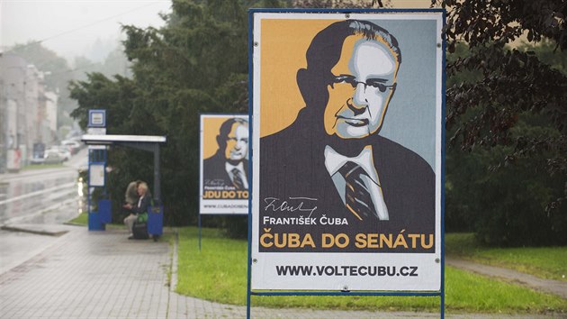 Reklamní poutaèe ve Zlínì pøed senátními volbami v roce 2014.