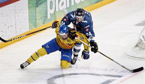 Fin Jani Lajunen (v modrém) atakuje Švéda Rasmuse Dahlina.