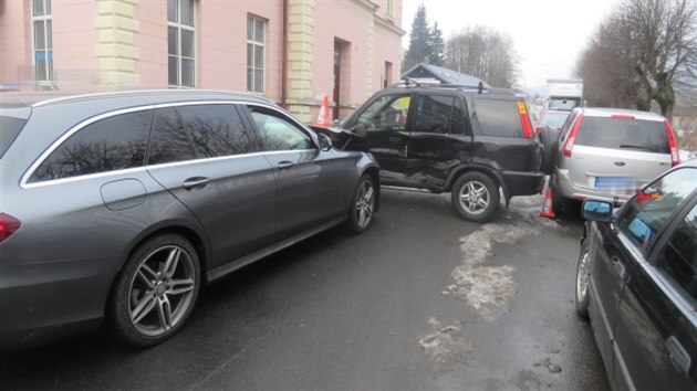 Nehodu v nejdecké Nádražní ulici zpùsobil øidiè hondy, který se otáèel na silnici.