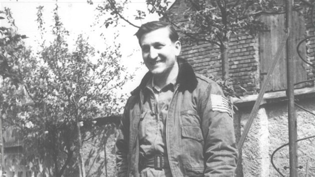 Americký letec Frederick Hughes se zøítil se svým bombardérem na Hané, mìsíce...