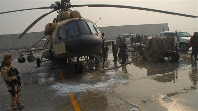 Afghánští technici na kábulském letišti nacvièují vyzbrojení vrtulníku Mi-17 pod dohledem èeských a slovenských instruktorù.