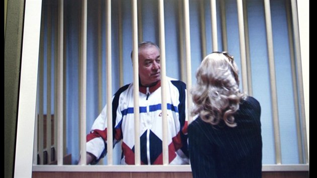 Sergej Skripal mluví se svou právnièkou bìhem soudního procesu v Rusku v roce...