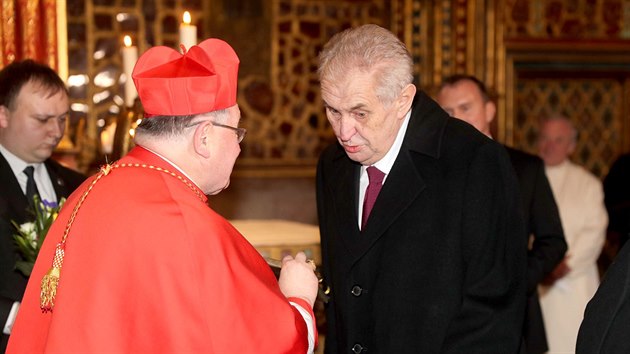 Pražský arcibiskup kardinál Dominik Duka požehnal Zemanovi, poté spoleènì odøíkali otèenáš. Následnì zaznìl svatováclavský chorál. (8. bøezna 2018)