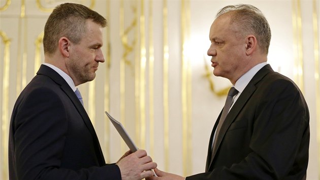 Slovenský prezident Andrej Kiska (vpravo) jmenoval Petera Pellegriniho novým slovenským pøedsedou vlády (15.3.2018)