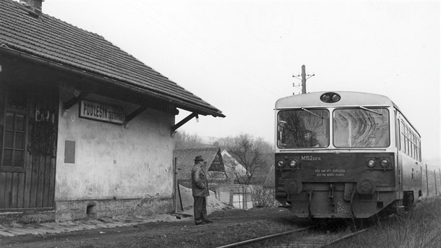 Motorový vùz M152.0014 ve stanici Podlešín zastávka v roce 1980