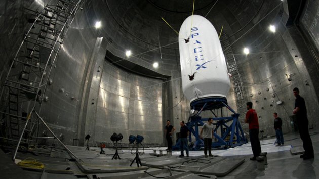 Testování aerodynamického krytu rakety Falcon 9 ve vakuové komoøe.