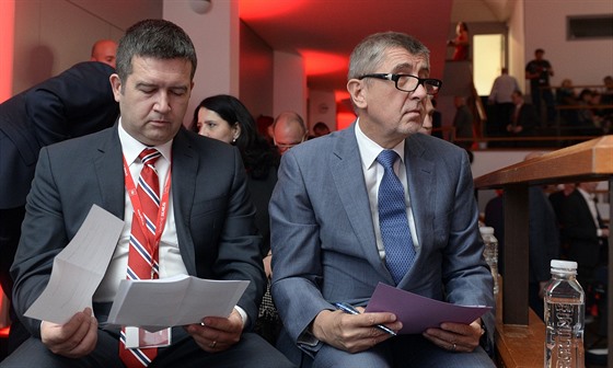 Šéf ÈSSD Jan Hamáèek (vlevo) a premiér a šéf hnutí ANO Andrej Babiš na sjezdu...