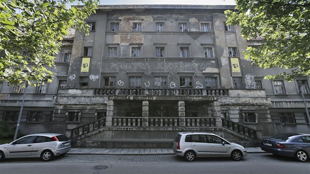 Bývalé mìstské láznì na Denisovì nábøeží. Primátor Plznì by rád budovu získal...