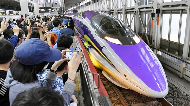 Na poslední jízdu rychlovlaku 500 Eva Shinkansen japonské spoleènosti West Japan Railway Co. se pøišly podívat stovky lidí. (13. kvìtna 2018)