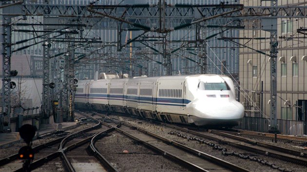Vysokorychlostní vlak šinkanzen pøijíždí na nádraží v Tokiu. (duben 2016)