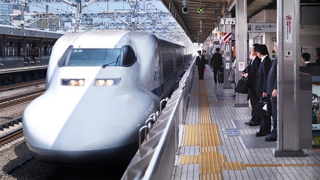 Vysokorychlostní vlak Šinkanzen JR-700 Nozomi na nádraží v japonském Šizuoce (èervenec 2017)
