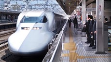 Vysokorychlostní vlak Šinkanzen JR-700 Nozomi na nádraží v japonském Šizuoce...