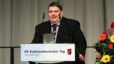 Šéf Sudetonìmeckého krajanského sdružení Bernd Posselt vystoupil v bavorském...