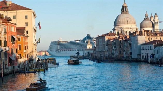 Díky výletním lodím se v Benátkách za jediný den vylodí více turistù, než kolik je místních obyvatel.