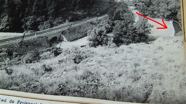 Vražda v Prokopském údolí: Pohled do údolí v roce 1968, šipka ukazuje klukovické koupalištì