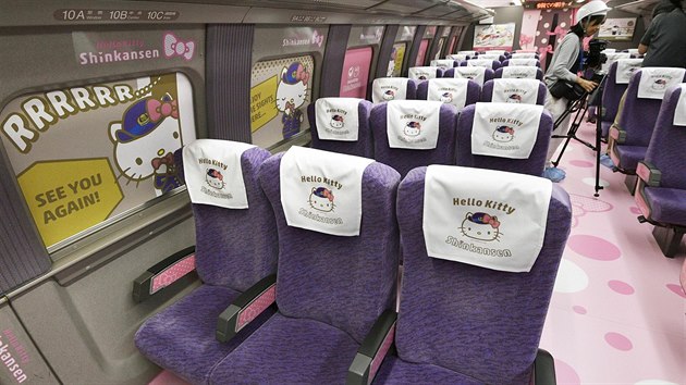 I vozy se sedaèkami jsou stylizované do motivu Hello Kitty. (30. èerven 2018)