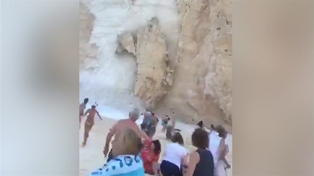 Na ostrovì Zakynthos se na turisty utrhl kus skály