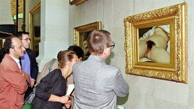 Návštìvníci galerie si prohlížejí obraz Pùvod svìta od Gustava Courbeta.