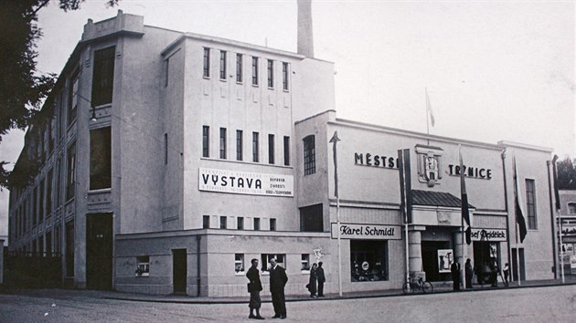 Bývalá Mayerova továrna a mìstská tržnice na archivním snímku
