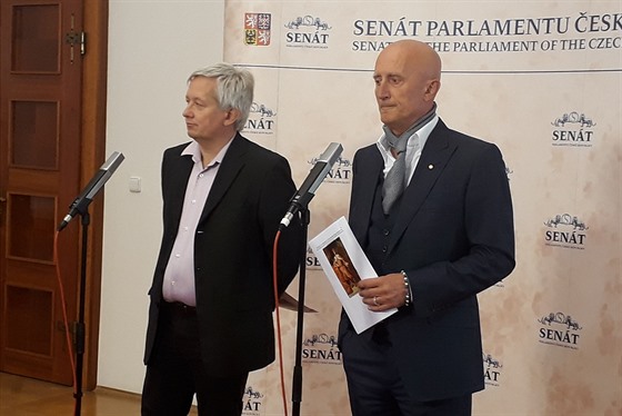 Senátor Ivo Valenta a právník Zdenìk Koudelka pøedstavili iniciativu, s níž se...