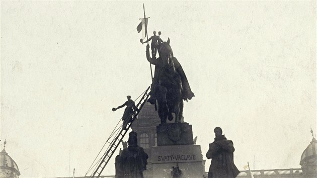 Lidé upevòují èeskou vlajku na kopí sochy sv. Václava na Václavském námìstí....